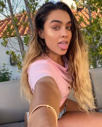 10 Times Sommer Ray Looks So Hot And Sexy In Her Selfies