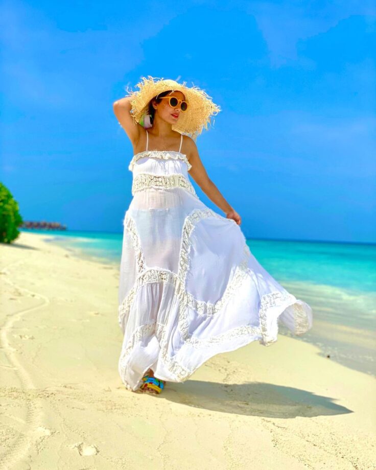 Hina Khan sexy Beach Lady 3