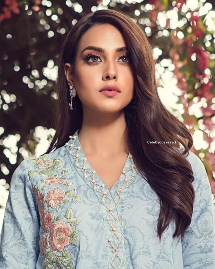 Sarah Khan and Iqra Aziz lovely and charming photos 10