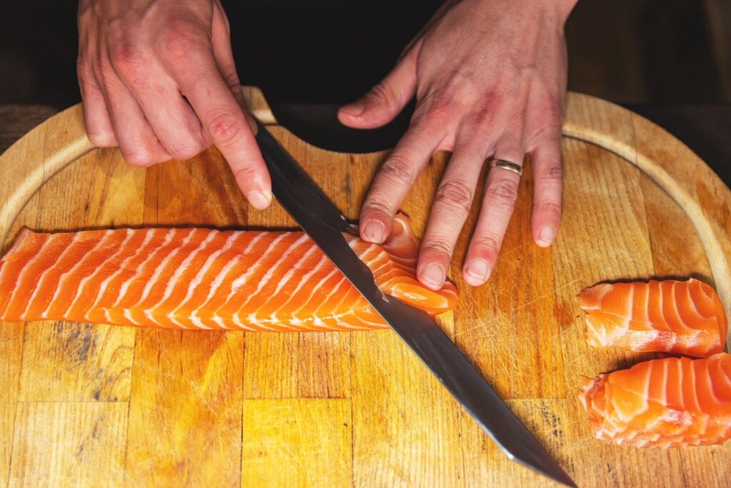 Como cortar peixe para sushi?