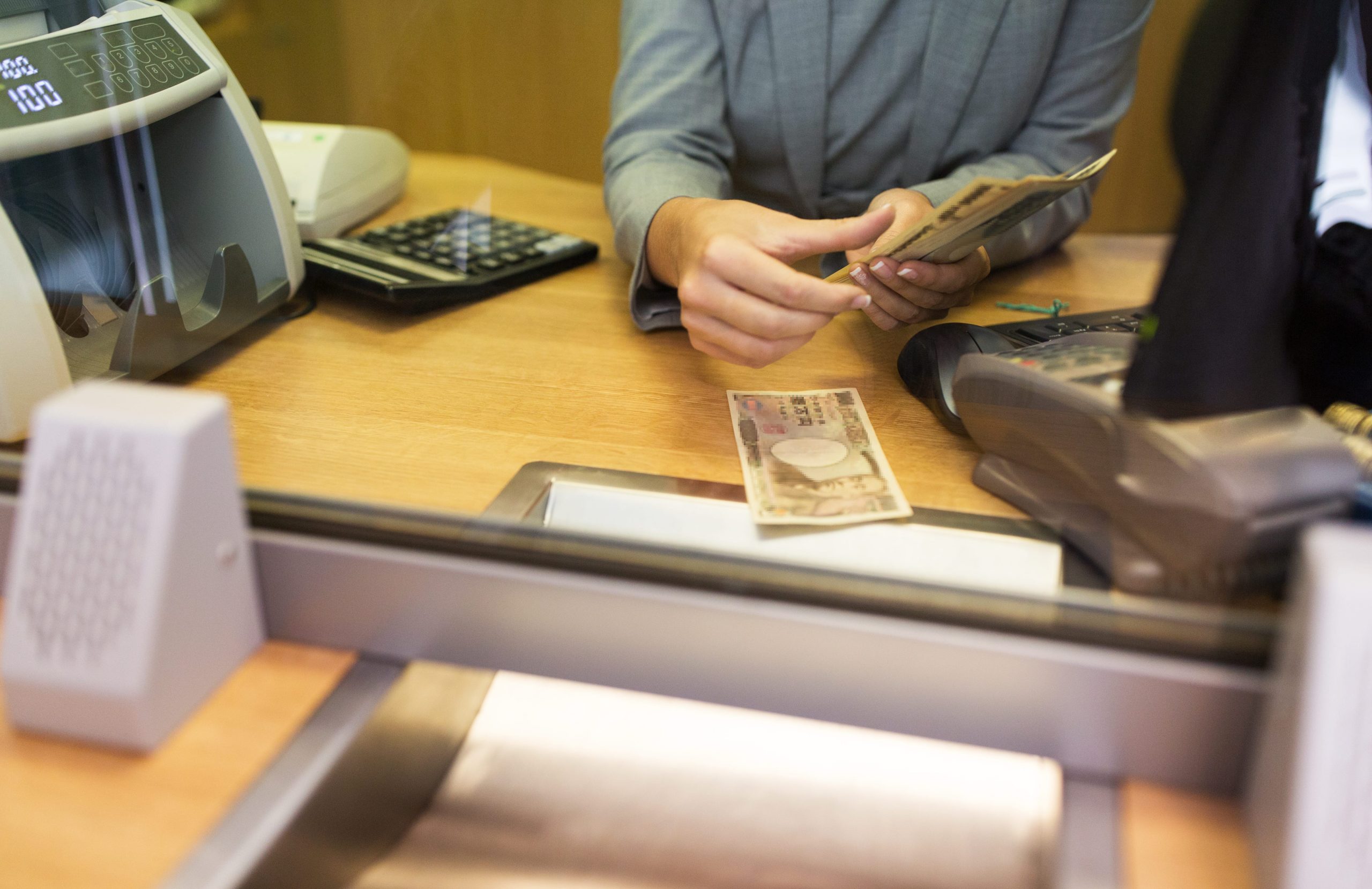 Клерк в банке. Bank Clerk. Картинки банковский Клерк. Ликвидация наличных денег.